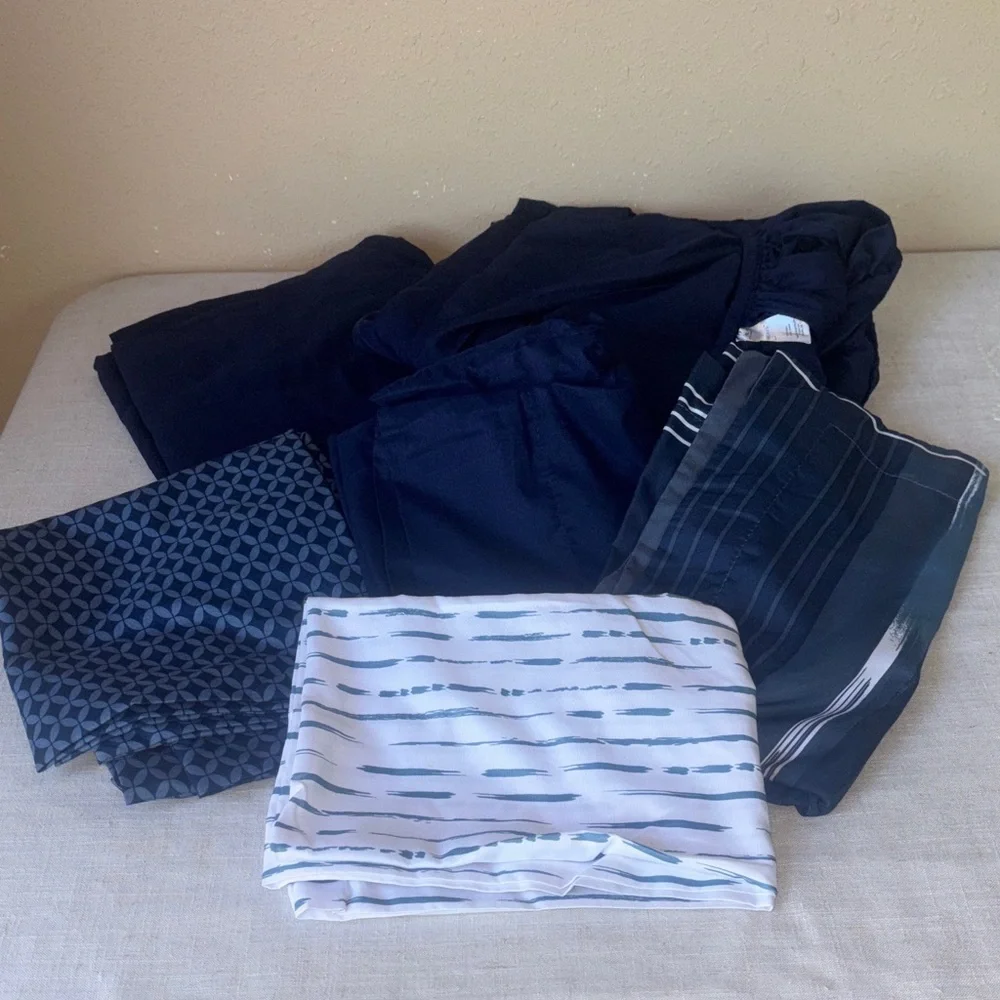 EUC Twin Size Sheet Set - Navy and White